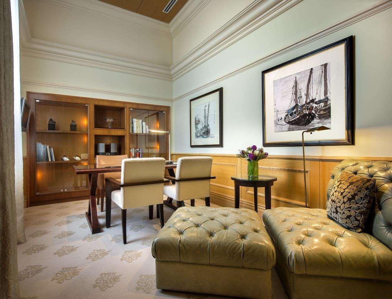 The Fullerton Hotel Σιγκαπούρη Εξωτερικό φωτογραφία The interior of a suite at the Mandarin Oriental, Hong Kong