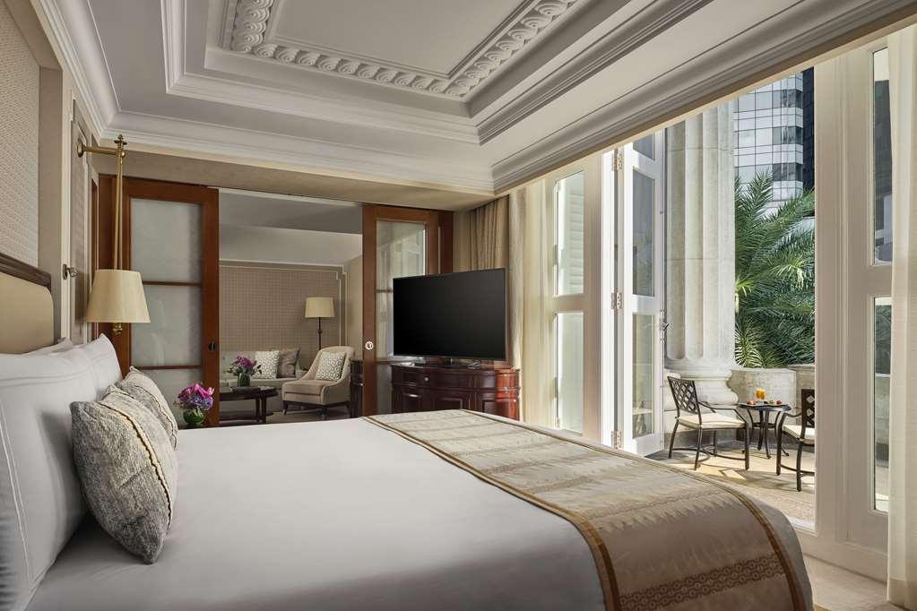 The Fullerton Hotel Σιγκαπούρη Εξωτερικό φωτογραφία A bedroom at The St. Regis Mumbai