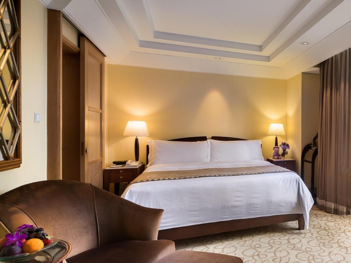 The Fullerton Hotel Σιγκαπούρη Εξωτερικό φωτογραφία A bedroom at the Shangri-La Hotel, Kuala Lumpur